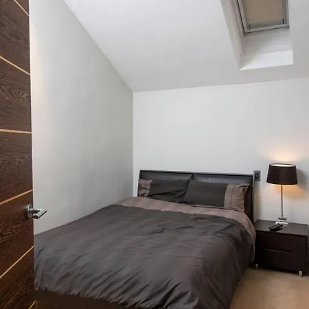 Amazing Spacious 2 Bed Duplex Penthouse W Balcony