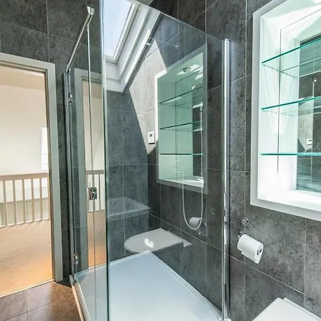 Amazing Spacious 2 Bed Duplex Penthouse W Balcony