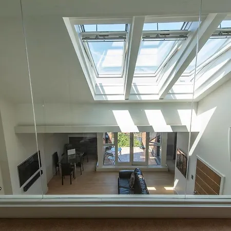 Amazing Spacious 2 Bed Duplex Penthouse W Balcony