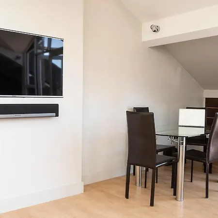 Amazing Spacious 2 Bed Duplex Penthouse W Balcony Apartmán *