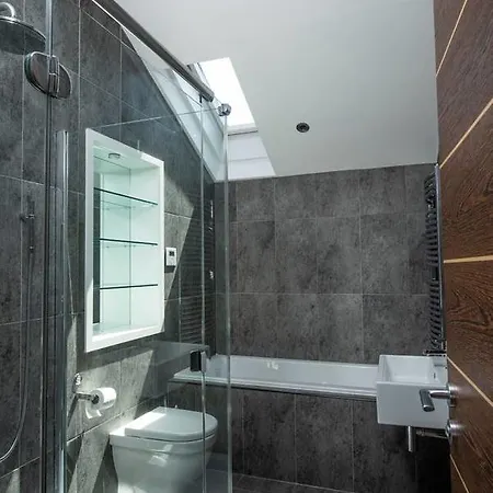 Amazing Spacious 2 Bed Duplex Penthouse W Balcony Apartmán *