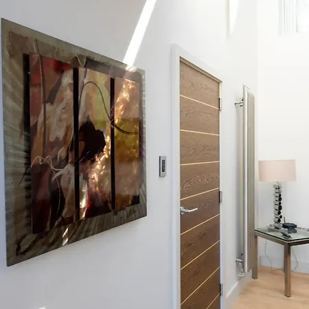 Amazing Spacious 2 Bed Duplex Penthouse W Balcony *