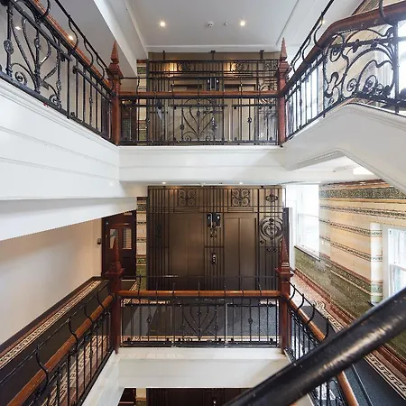 Roomzzz Victoria 4* Manchester