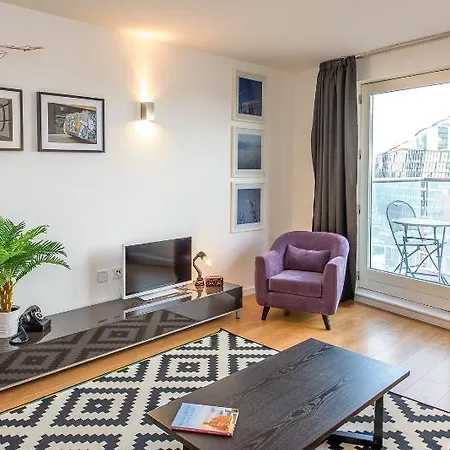 Approved Serviced Skyline Apartment *