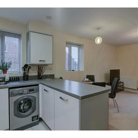 Delightful And Spacious Apt For Upto 4, * Manchester