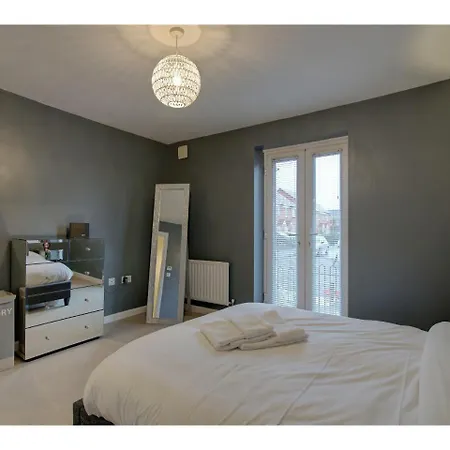 Delightful And Spacious Apt For Upto 4,