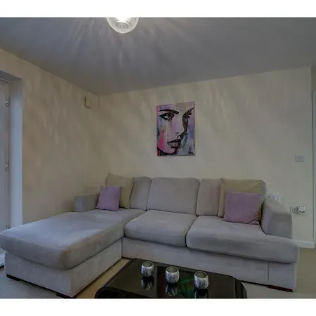 Delightful And Spacious Apt For Upto 4, Manchester