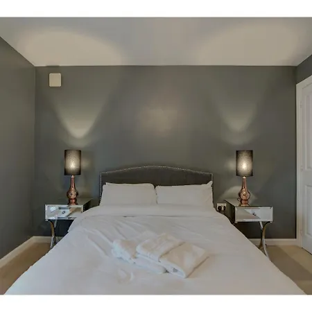 Delightful And Spacious Apt For Upto 4, Daire *
