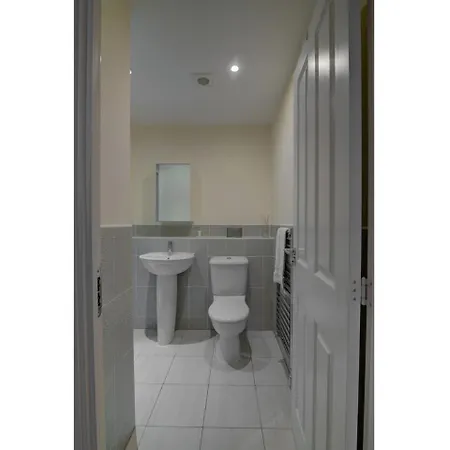 Delightful And Spacious Apt For Upto 4, *
