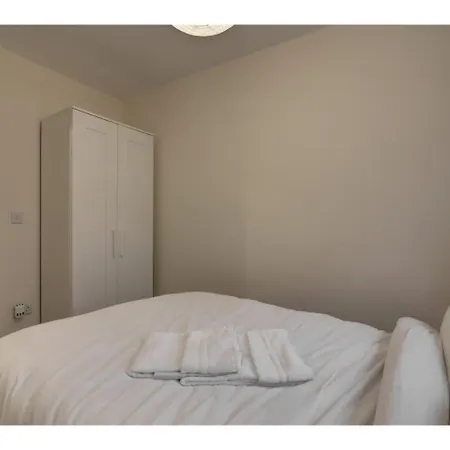 Delightful And Spacious Apt For Upto 4, * Manchester