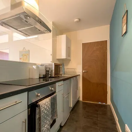 Comfortable 1 Bedroom In Central Apartment