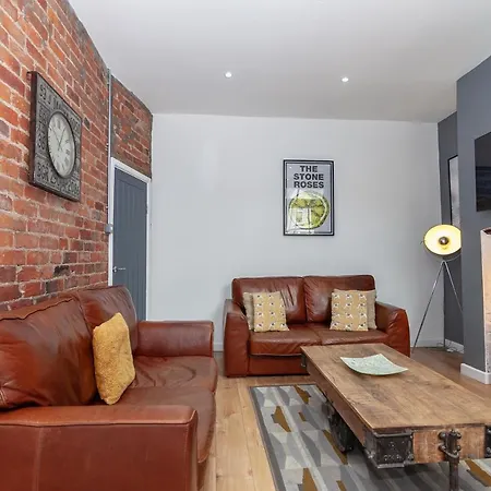 Park House - Large 3 Bedroom Victorian House, 10 Mins From Manchester