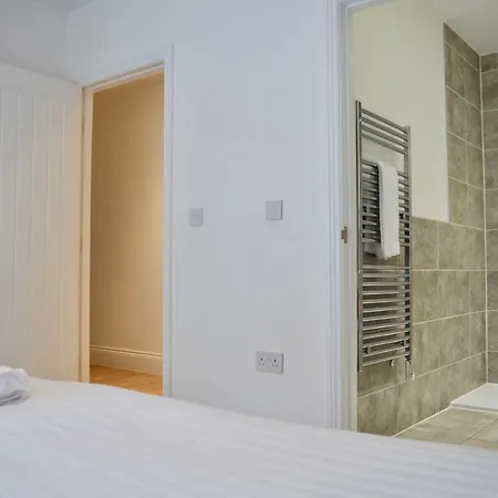 Modern And Stylish 2 Bedroom In