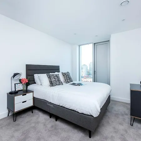Fantastically Central 2 Bedroom Lägenhet