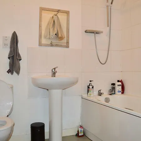 Spacious 1 Bedroom In Διαμέρισμα *