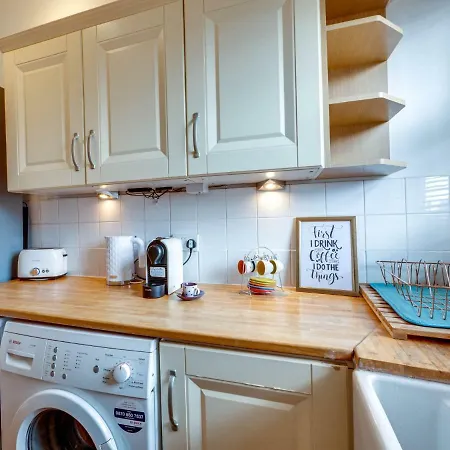 Newly Refurbed Apt For 4, Trendy West Didsbury *