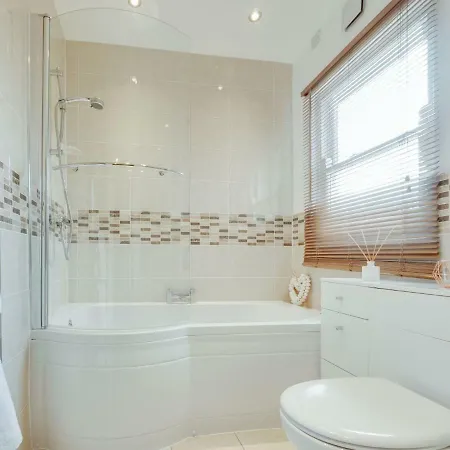 Newly Refurbed Apt For 4, Trendy West Didsbury