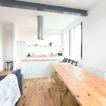 Stunning High Spec Sleep 14 Manchester