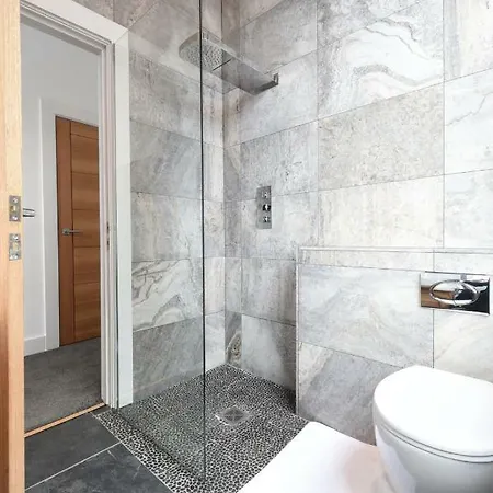 Stunning High Spec Sleep 14 Manchester