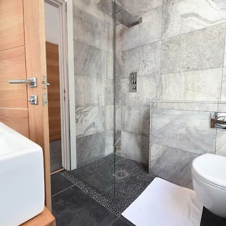 Stunning High Spec Sleep 14 Apartment *