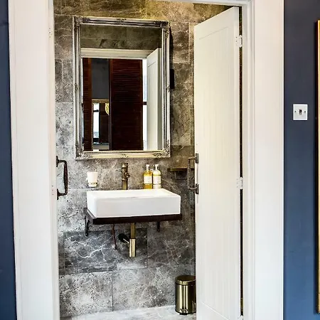 The Cow Hollow Hotel Manchester