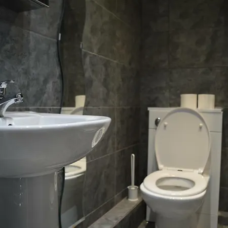 Spacious Shude Hill With Balcony