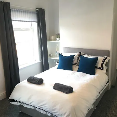 Modern House Accomdts 8 Adults, Double Bedrooms, Free Parking & Wifi, Close To Tram Manchester