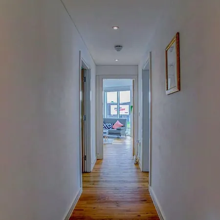 Stunning Sleek Gem - Free Parking *