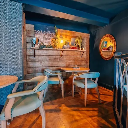 Mitre Centre מלון 3*