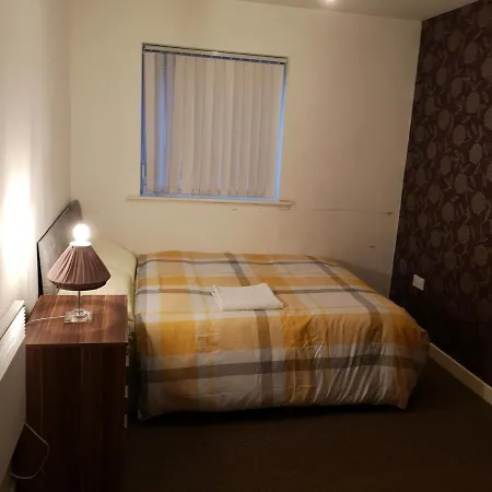 Decent And Stylish 3 Bedroom Flat *