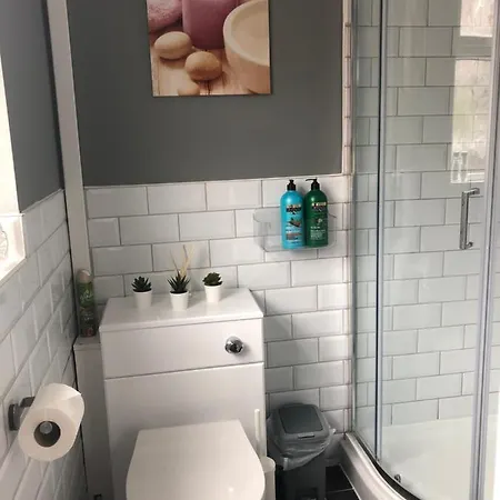 Guest house 3. Stylish Private Double Near Centre Manchester