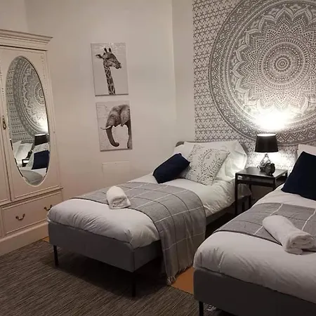 Corner House, Sleeps 8 In 4 Bedrooms, Near Train Station, Great Value! * Manchester