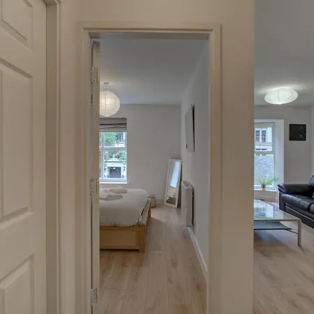 Central 1br Apt Sleeps 2 Close To Oxford Road! *