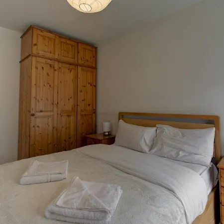 Central 1br Apt Sleeps 2 Close To Oxford Road!