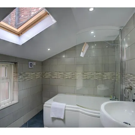 Large Top Floor Pad, Perfect For Up To 8. Nq, Mcr!