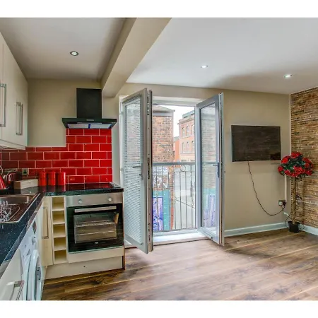 Perfect Pad For A Night Out, Up To 4. Nq, Mcr!