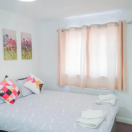 Airport Lounge - 3 Bed - 6 Persons Apartament *
