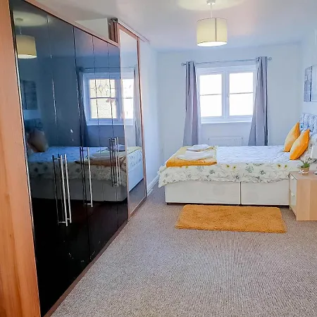 Airport Lounge - 3 Bed - 6 Persons Apartament