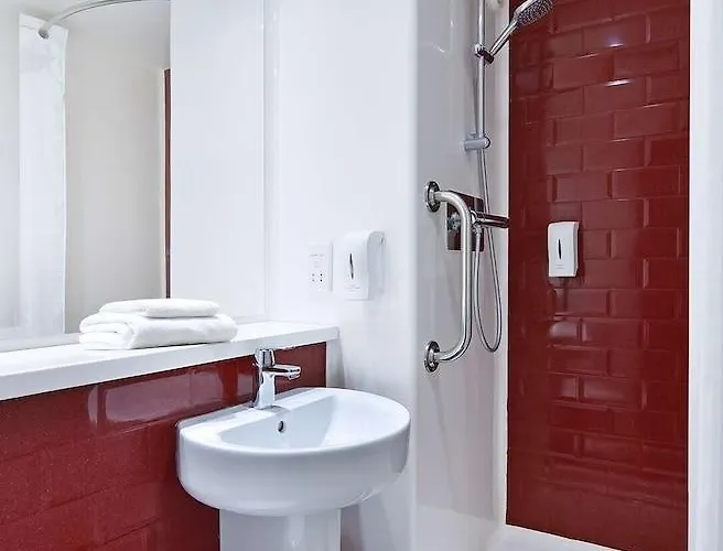 Travelodge Upper Brooks Street Hotel 3*