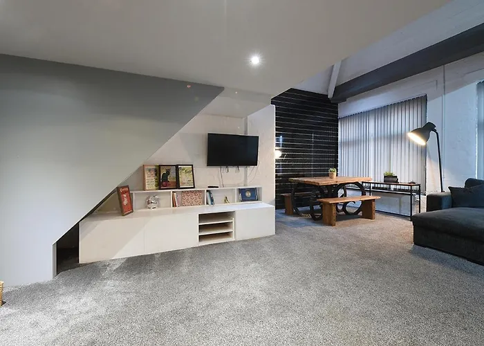 Penthouse Warehouse Slps 18 *