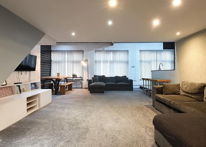 Penthouse Warehouse Slps 18 *