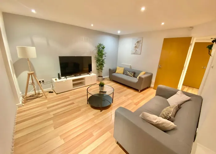 Large 5-bed Centre Townhouse With Secure Parking