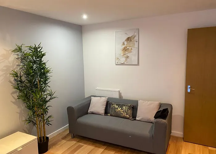 Large 5-bed Centre Townhouse With Secure Parking