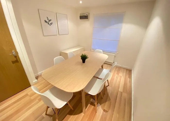 Holiday home Large 5-bed Centre Townhouse With Secure Parking