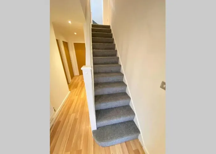 Holiday home Large 5-bed Centre Townhouse With Secure Parking *