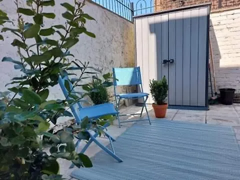 Corner House, Sleeps 8 In 4 Bedrooms, Near Train Station, Great Value! *