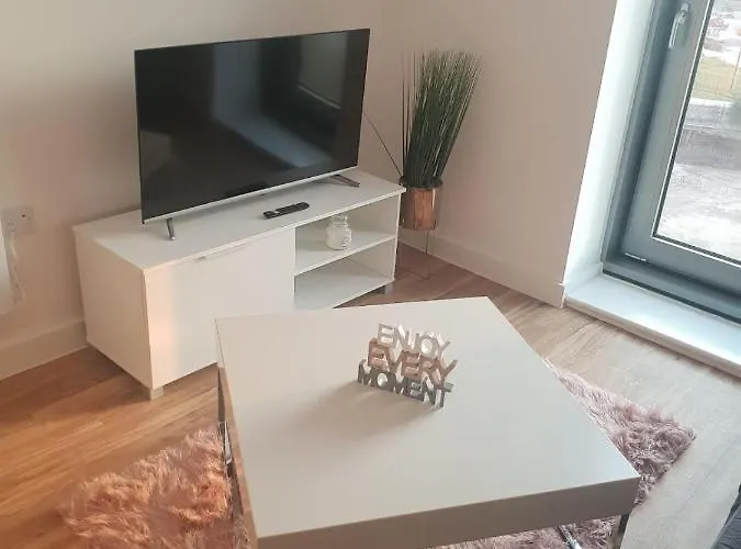 Apartment 1 Bedroom Lovely In Salford Quays Free Street Parking Subject To Availability