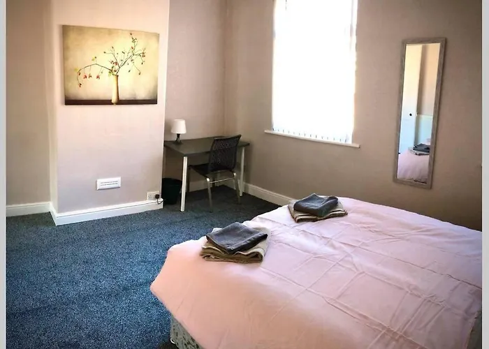 The Pad - 3br Entire House With Parking 펜션 맨체스터