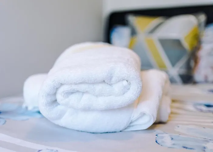 Vidale Court, 3 Bedroom House With River Irwell View, Sleeps 6 *