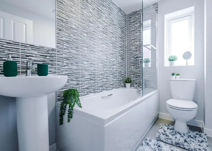 Vidale Court, 3 Bedroom House With River Irwell View, Sleeps 6